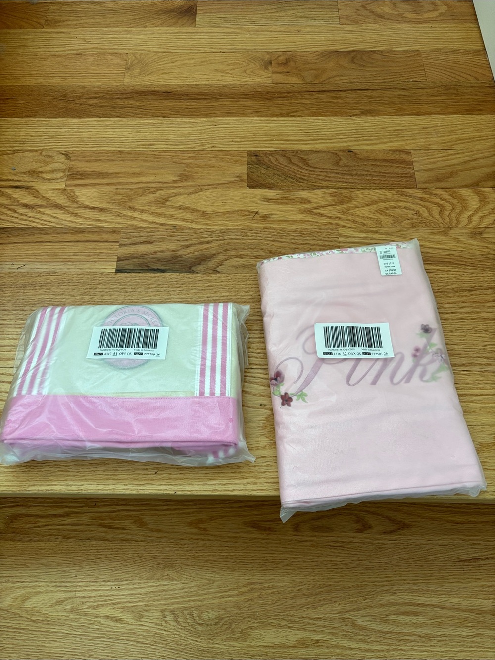 Bundling two brand new Vs totes
